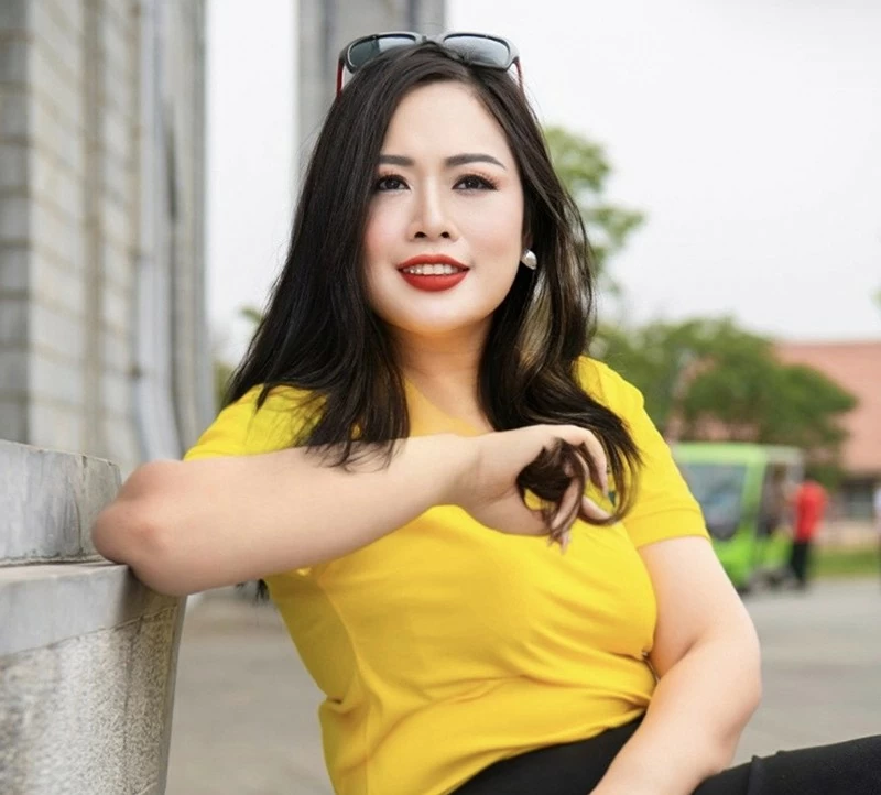 Doanh nhân Chu Thị Thoa (Thoa Chu) - CEO Công ty Cổ phần Nhất Linh Sơn. Doanh nhân Chu Thị Thoa (Thoa Chu) - CEO Công ty Cổ phần Nhất Linh Sơn.