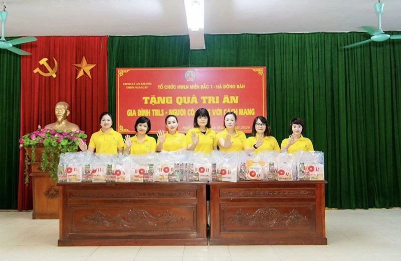 CEO Thoa Chu (thứ ba từ bên phải sang) và các nữ doanh nhân trong Mạng lưới HWLN tặng quà tri ân nhân ngày 27/7. CEO Thoa Chu (thứ ba từ bên phải sang) và các nữ doanh nhân trong Mạng lưới HWLN tặng quà tri ân nhân ngày 27/7.