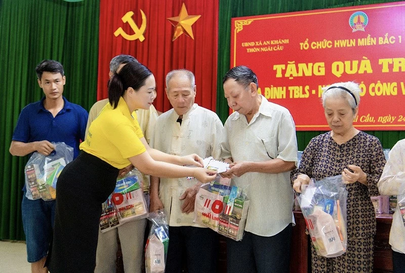 Doanh nhân Thoa Chu trao tặng quà cho các thương bệnh binh và người có công với cách mạng tại quê nhà. Doanh nhân Thoa Chu trao tặng quà cho các thương bệnh binh và người có công với cách mạng tại quê nhà.