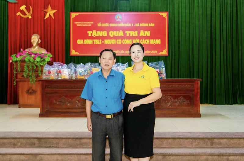 Cựu chiến binh Chu Hữu Canh và doanh nhân Thoa Chu. Cựu chiến binh Chu Hữu Canh và doanh nhân Thoa Chu.