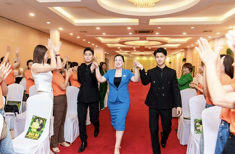 Doanh nhân Thoa Chu trong buổi đào tạo kỹ năng. Doanh nhân Thoa Chu trong buổi đào tạo kỹ năng.