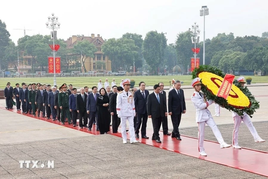 Đoàn đại biểu Ban Chấp hành Trung ương Đảng, Chủ tịch nước, Quốc hội, Chính phủ, Ủy ban Trung ương Mặt trận Tổ quốc Việt Nam đặt vòng hoa, vào Lăng viếng Chủ tịch Hồ Chí Minh. (Ảnh: Doãn Tấn/TTXVN) Đoàn đại biểu Ban Chấp hành Trung ương Đảng, Chủ tịch nước, Quốc hội, Chính phủ, Ủy ban Trung ương Mặt trận Tổ quốc Việt Nam đặt vòng hoa, vào Lăng viếng Chủ tịch Hồ Chí Minh. (Ảnh: Doãn Tấn/TTXVN)