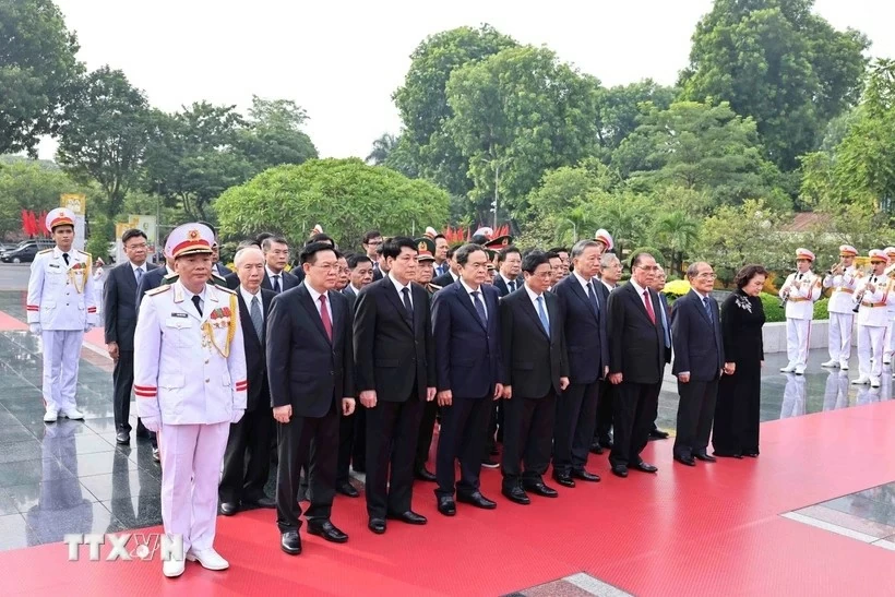 Các đồng chí lãnh đạo, nguyên lãnh đạo Đảng, Nhà nước tưởng niệm các anh hùng liệt sỹ. (Ảnh: Minh Đức/TTXVN) Các đồng chí lãnh đạo, nguyên lãnh đạo Đảng, Nhà nước tưởng niệm các anh hùng liệt sỹ. (Ảnh: Minh Đức/TTXVN)
