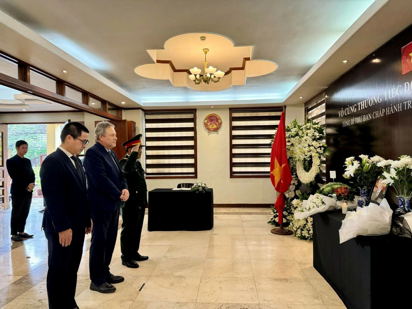 Đại sứ quán Việt Nam tại Philippines tổ chức lễ viếng Tổng Bí thư Nguyễn Phú Trọng Đại sứ quán Việt Nam tại Philippines tổ chức lễ viếng Tổng Bí thư Nguyễn Phú Trọng