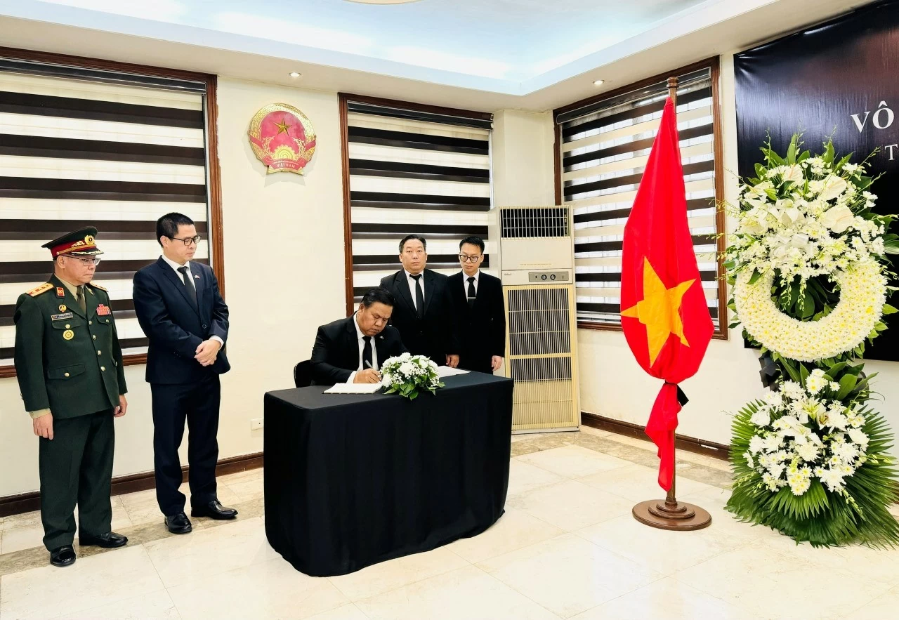 Đại sứ Lào viếng Tổng Bí thư Đại sứ Lào viếng Tổng Bí thư