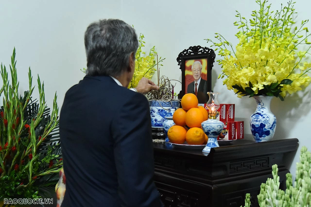 Ngoại trưởng Hoa Kỳ Antony Blinken thắp hương, chia buồn tại nhà riêng Tổng Bí thư Nguyễn Phú Trọng Ngoại trưởng Hoa Kỳ Antony Blinken thắp hương, chia buồn tại nhà riêng Tổng Bí thư Nguyễn Phú Trọng