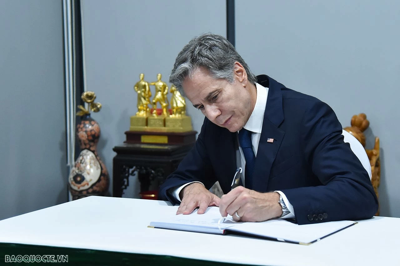Ngoại trưởng Hoa Kỳ Antony Blinken thắp hương, chia buồn tại nhà riêng Tổng Bí thư Nguyễn Phú Trọng Ngoại trưởng Hoa Kỳ Antony Blinken thắp hương, chia buồn tại nhà riêng Tổng Bí thư Nguyễn Phú Trọng