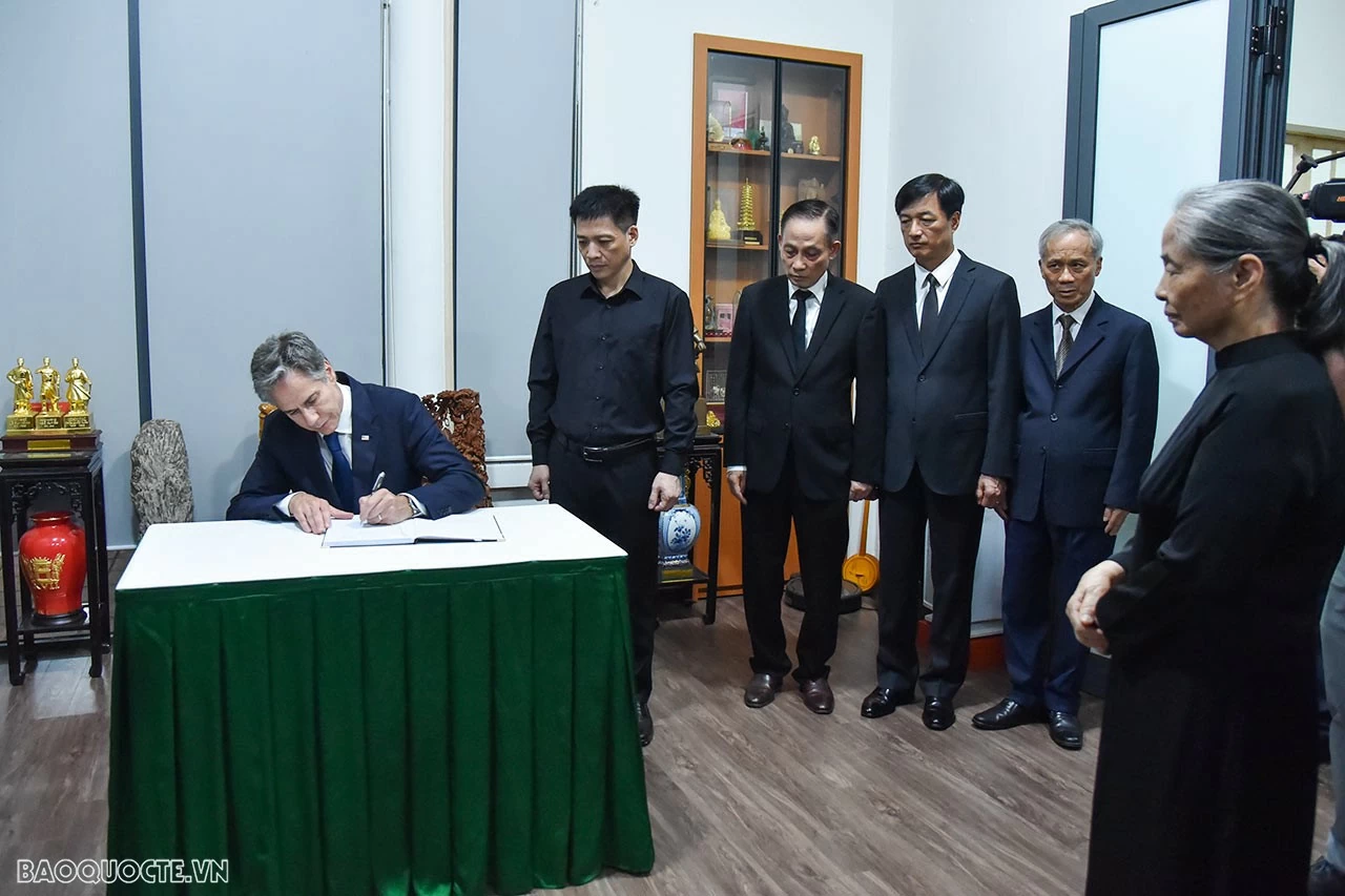 Ngoại trưởng Hoa Kỳ Antony Blinken thắp hương, chia buồn tại nhà riêng Tổng Bí thư Nguyễn Phú Trọng Ngoại trưởng Hoa Kỳ Antony Blinken thắp hương, chia buồn tại nhà riêng Tổng Bí thư Nguyễn Phú Trọng