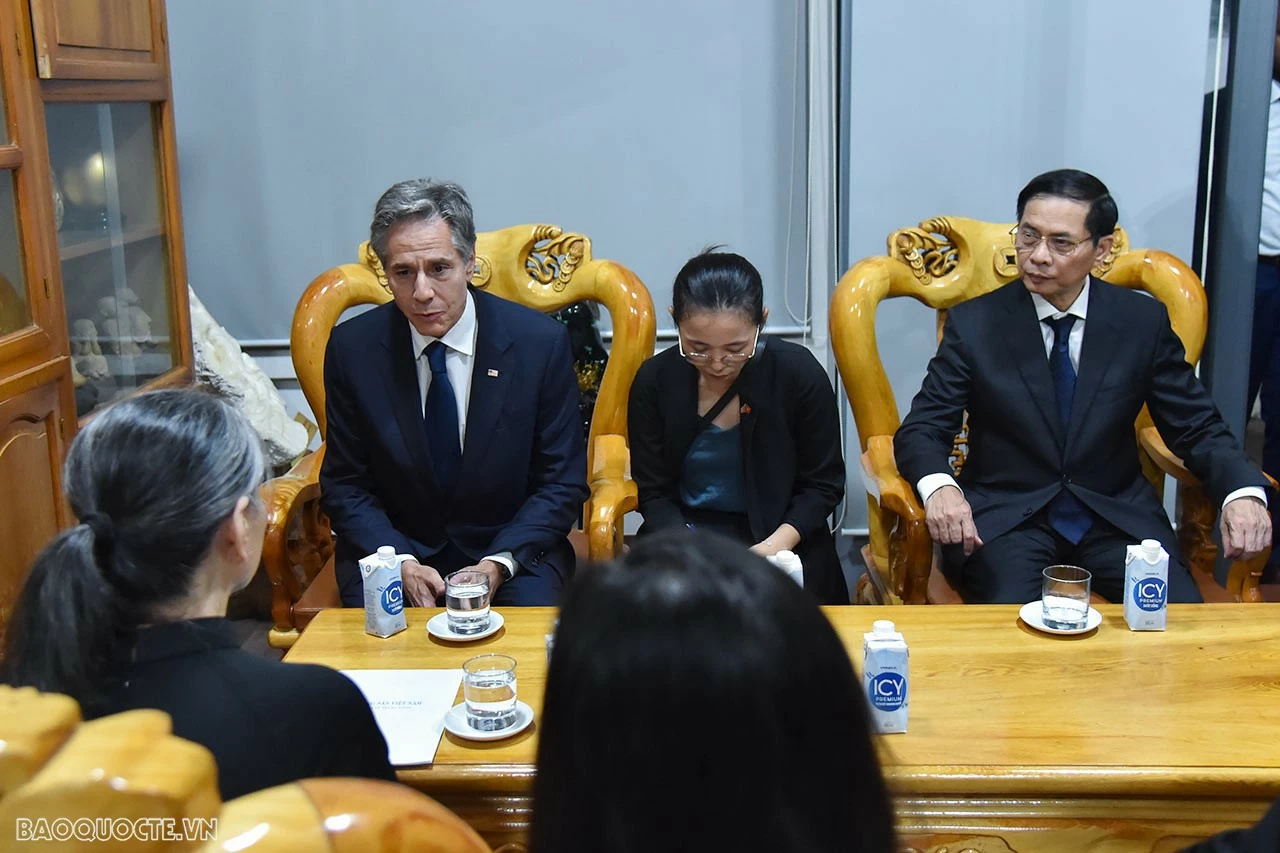 Ngoại trưởng Hoa Kỳ Antony Blinken thắp hương, chia buồn tại nhà riêng Tổng Bí thư Nguyễn Phú Trọng Ngoại trưởng Hoa Kỳ Antony Blinken thắp hương, chia buồn tại nhà riêng Tổng Bí thư Nguyễn Phú Trọng