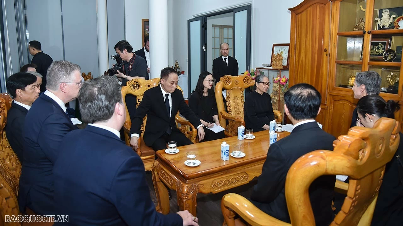 Phu nhân Ngô Thị Mận tiếp Ngoại trưởng Hoa Kỳ Antony Blinken. Phu nhân Ngô Thị Mận tiếp Ngoại trưởng Hoa Kỳ Antony Blinken.