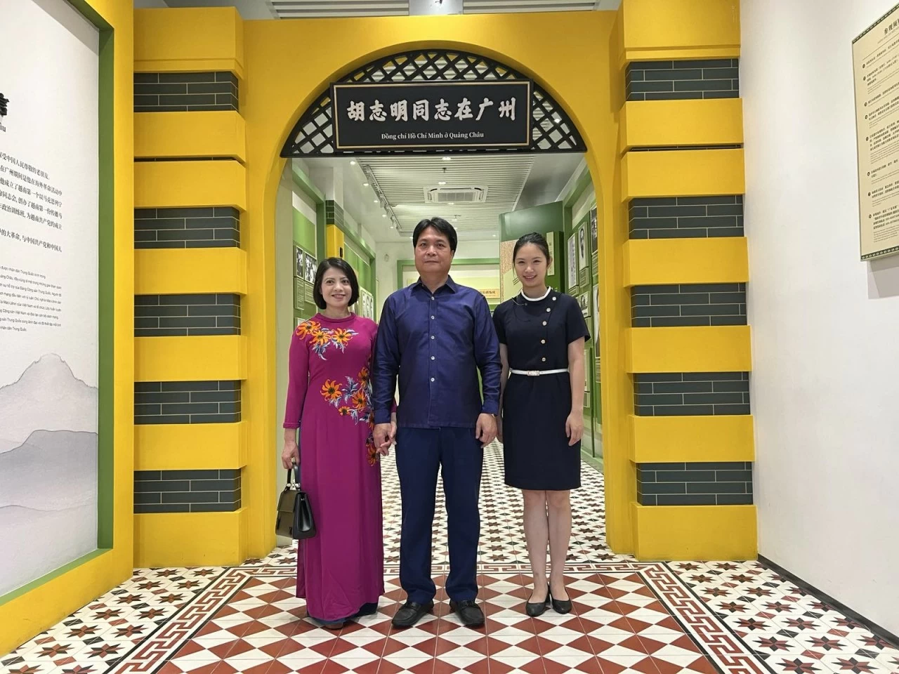 Tổng Lãnh sự quán Việt Nam tại Quảng Châu dâng hương tưởng niệm anh hùng liệt sĩ Tổng Lãnh sự quán Việt Nam tại Quảng Châu dâng hương tưởng niệm anh hùng liệt sĩ