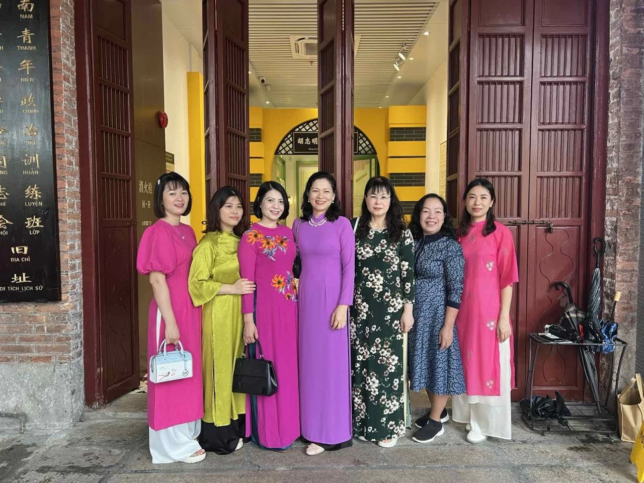 Tổng Lãnh sự quán Việt Nam tại Quảng Châu dâng hương tưởng niệm anh hùng liệt sĩ Tổng Lãnh sự quán Việt Nam tại Quảng Châu dâng hương tưởng niệm anh hùng liệt sĩ