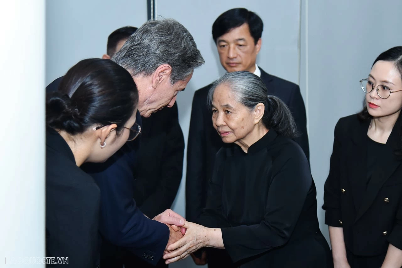 Ngoại trưởng Hoa Kỳ Antony Blinken thắp hương, chia buồn tại nhà riêng Tổng Bí thư Nguyễn Phú Trọng Ngoại trưởng Hoa Kỳ Antony Blinken thắp hương, chia buồn tại nhà riêng Tổng Bí thư Nguyễn Phú Trọng