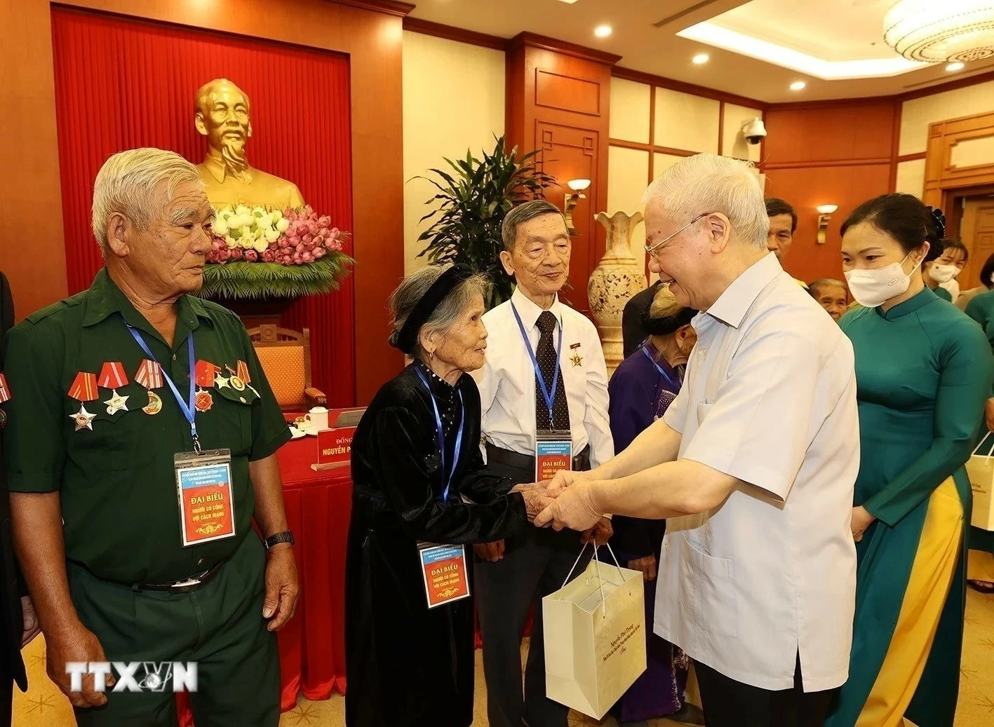 Ngoại trưởng Hoa Kỳ Antony Blinken thắp hương, chia buồn với gia đình Tổng Bí thư Nguyễn Phú Trọng Ngoại trưởng Hoa Kỳ Antony Blinken thắp hương, chia buồn với gia đình Tổng Bí thư Nguyễn Phú Trọng