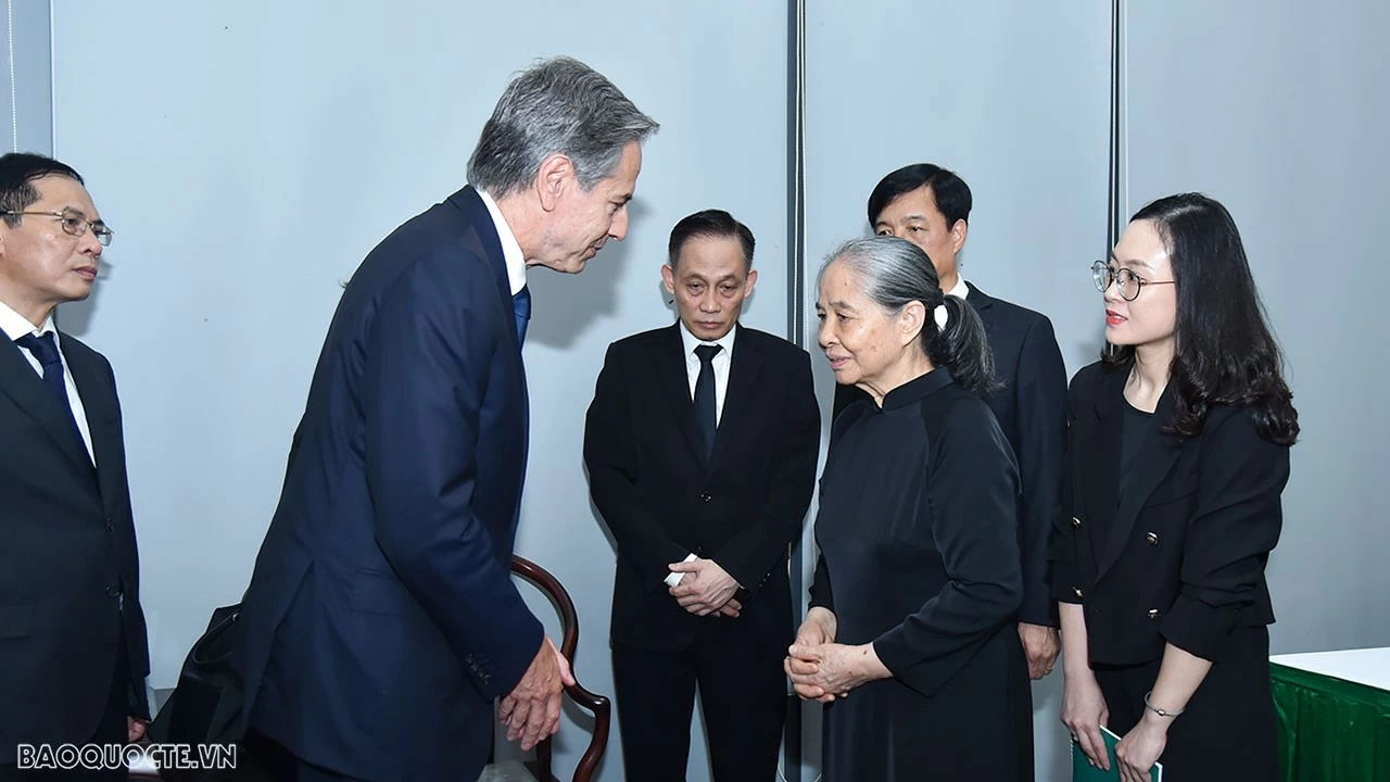 Ngoại trưởng Hoa Kỳ Antony Blinken chia buồn cùng Bà Ngô Thị Mận, Phu nhân của Tổng Bí thư Nguyễn Phú Trọng. (Ảnh: Tuấn Anh) Ngoại trưởng Hoa Kỳ Antony Blinken chia buồn cùng Bà Ngô Thị Mận, Phu nhân của Tổng Bí thư Nguyễn Phú Trọng. (Ảnh: Tuấn Anh)