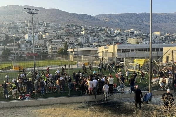 Hiện trường vụ tấn công tên lửa vào ngôi làng Majdal Shams ở miền Bắc Israel khiến dân thường thương vong. (Nguồn: AP) Hiện trường vụ tấn công tên lửa vào ngôi làng Majdal Shams ở miền Bắc Israel khiến dân thường thương vong. (Nguồn: AP)