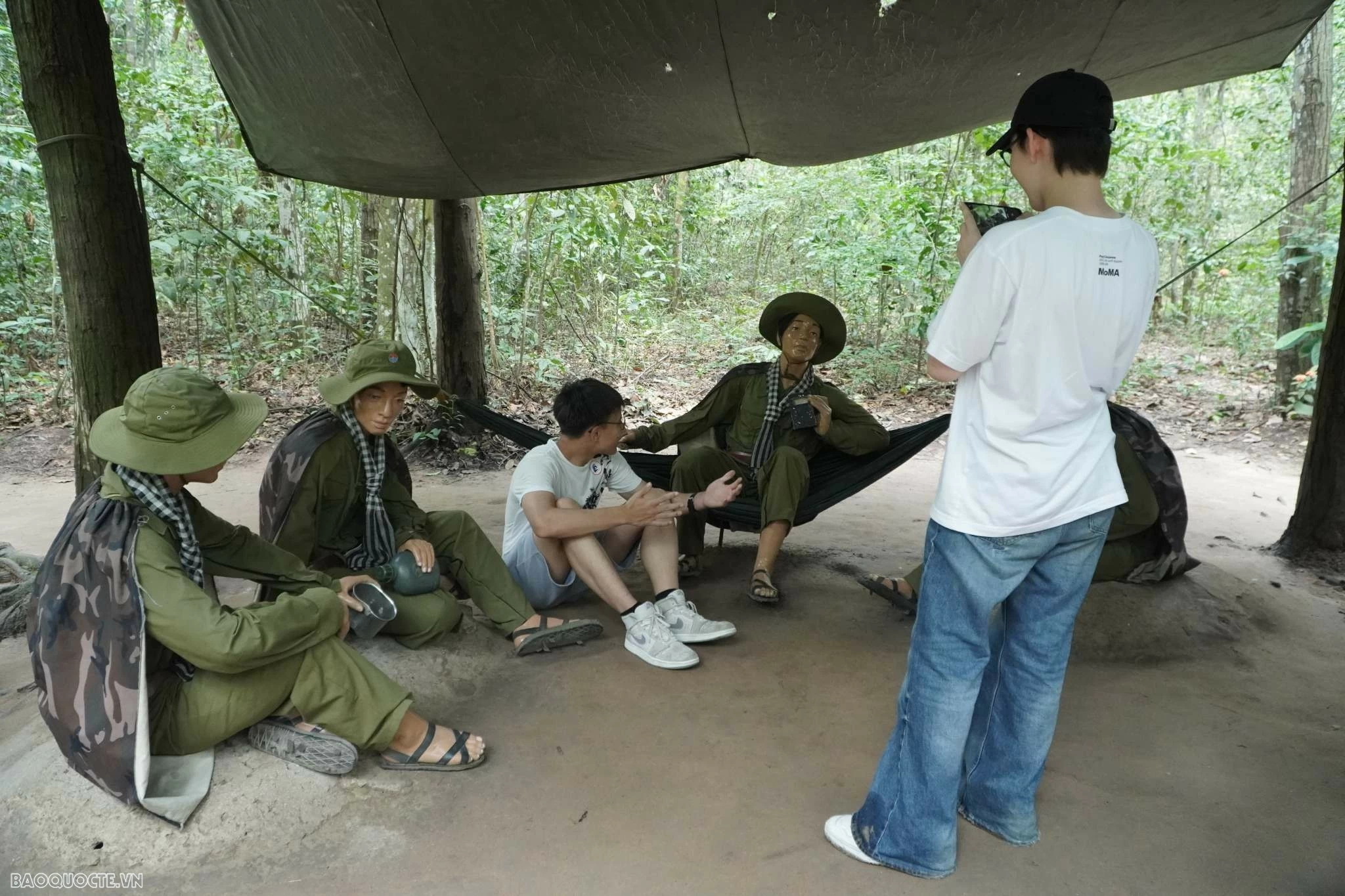 Trại hè Việt Nam 2024: Kiều bào trẻ thích thú khám phá cấu trúc độc đáo của Địa đạo Củ Chi Trại hè Việt Nam 2024: Kiều bào trẻ thích thú khám phá cấu trúc độc đáo của Địa đạo Củ Chi