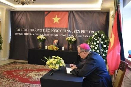 Đại sứ quán Việt Nam tại Ba Lan tổ chức lễ viếng, truy điệu và ký sổ tang đồng chí Tổng Bí thư Nguyễn Phú Trọng Đại sứ quán Việt Nam tại Ba Lan tổ chức lễ viếng, truy điệu và ký sổ tang đồng chí Tổng Bí thư Nguyễn Phú Trọng
