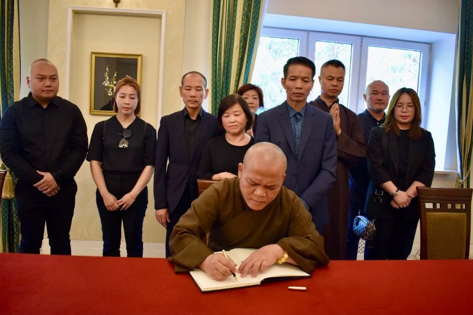 Đại sứ quán Việt Nam tại Ba Lan tổ chức lễ viếng, truy điệu và ký sổ tang đồng chí Tổng Bí thư Nguyễn Phú Trọng Đại sứ quán Việt Nam tại Ba Lan tổ chức lễ viếng, truy điệu và ký sổ tang đồng chí Tổng Bí thư Nguyễn Phú Trọng