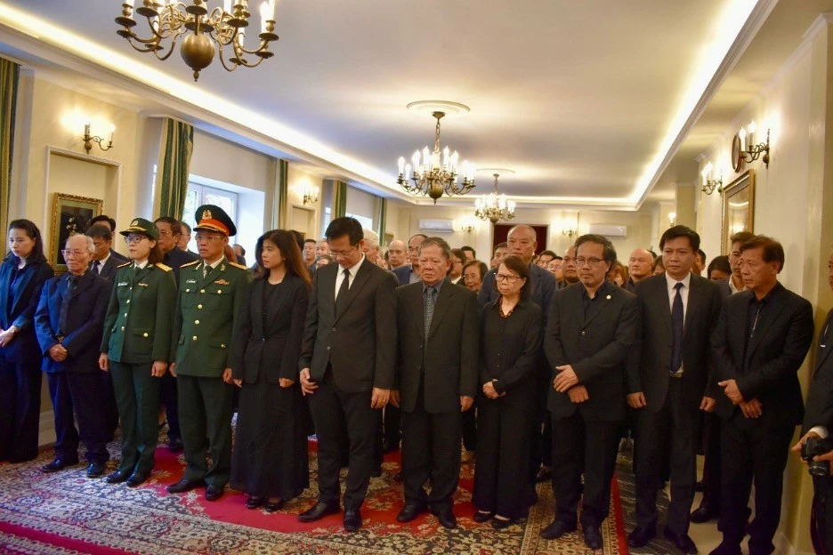 Cán bộ nhân viên Đại sứ quán và bà con cộng đồng tại Lễ viếng. Cán bộ nhân viên Đại sứ quán và bà con cộng đồng tại Lễ viếng.