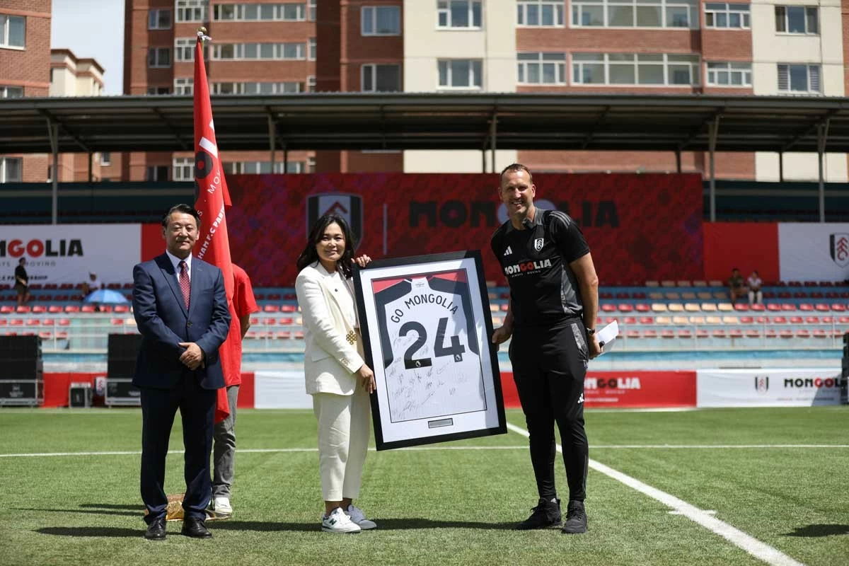 Bộ trưởng Bộ Văn hóa Nomin Chinbat hợp tác với Fulham FC. (Nguồn: Modern Diplomacy) Bộ trưởng Bộ Văn hóa Nomin Chinbat hợp tác với Fulham FC. (Nguồn: Modern Diplomacy)