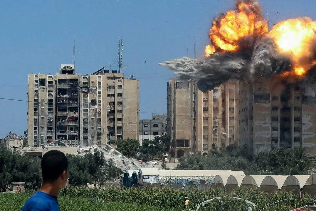 Vụ nổ xảy ra sau cuộc không kích của Israel vào một tòa nhà dân cư, tại Nuseirat ở trung tâm Dải Gaza, ngày 20/7. Chiến sự giữa Israel và phong trào Hồi giáo Hamas tại Dải Gaza nổ ra từ tháng 10/2023 tới nay vẫn chưa có dấu hiệu hạ nhiệt, bất chấp lời kêu gọi ngừng bắn của cộng đồng quốc tế. (Nguồn: Reuters) Vụ nổ xảy ra sau cuộc không kích của Israel vào một tòa nhà dân cư, tại Nuseirat ở trung tâm Dải Gaza, ngày 20/7. Chiến sự giữa Israel và phong trào Hồi giáo Hamas tại Dải Gaza nổ ra từ tháng 10/2023 tới nay vẫn chưa có dấu hiệu hạ nhiệt, bất chấp lời kêu