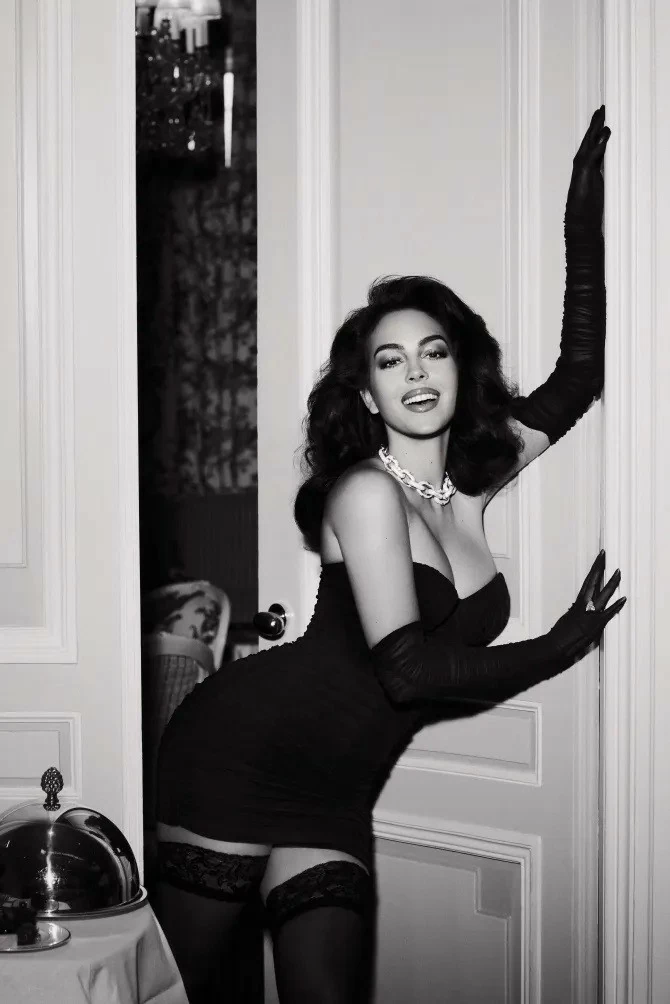 Khoe ảnh trên biển, bạn gái siêu sao Ronadol được gọi là Hoa hậu Hoàn vũ Khoe ảnh trên biển, bạn gái siêu sao Ronadol được gọi là Hoa hậu Hoàn vũ