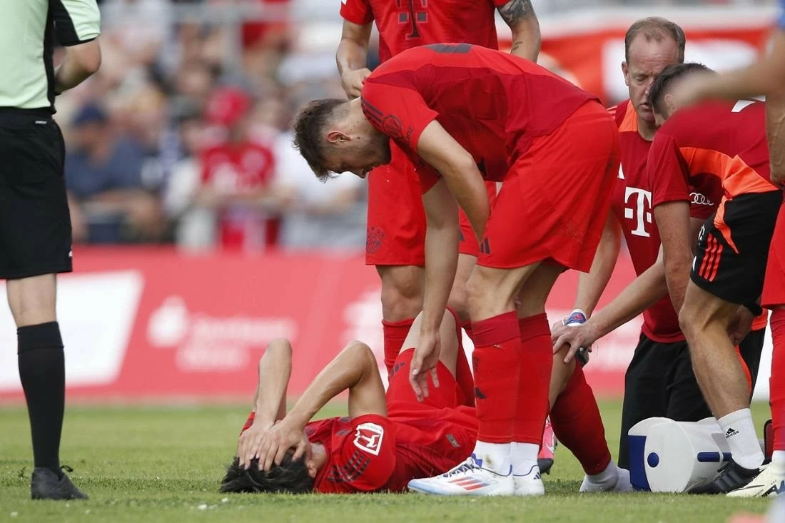 Tân binh Bayern Munich Hiroki Ito gãy chân trong trận giao hữu Tân binh Bayern Munich Hiroki Ito gãy chân trong trận giao hữu