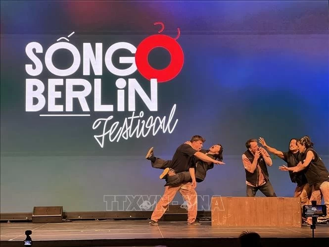 Lần đầu tiên chính quyền thành phố Berlin tổ chức lễ hội tại trung tâm thương mại của người Việt Lần đầu tiên chính quyền thành phố Berlin tổ chức lễ hội tại trung tâm thương mại của người Việt