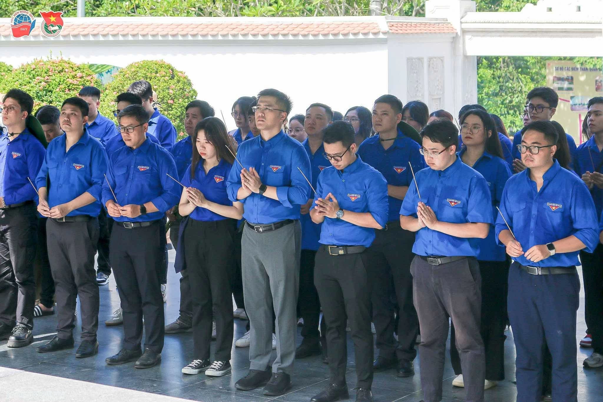 Thanh niên Ngoại giao về thăm địa chỉ đỏ, tri ân các anh hùng liệt sĩ Thanh niên Ngoại giao về thăm địa chỉ đỏ, tri ân các anh hùng liệt sĩ