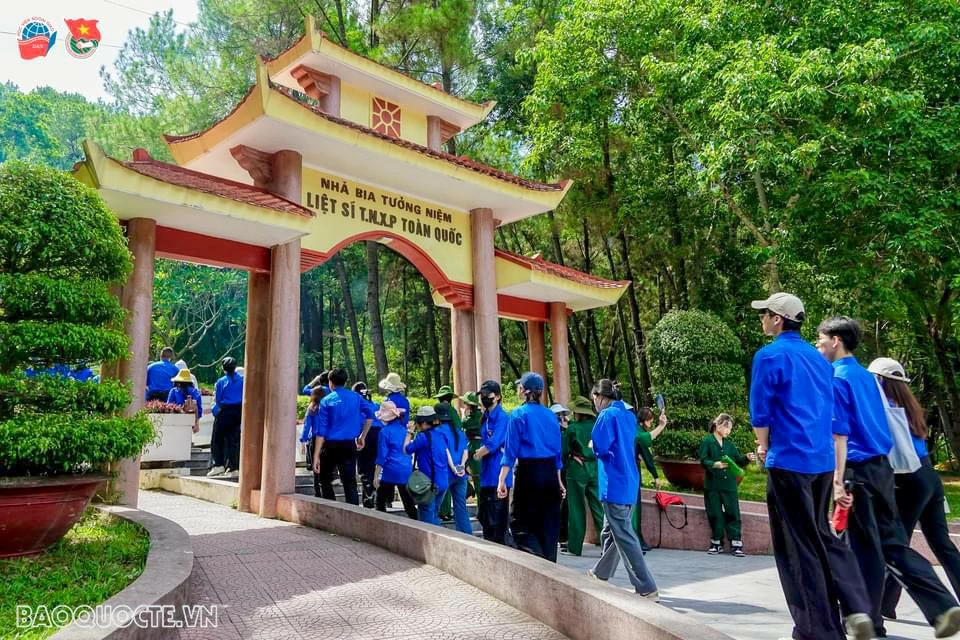 Thanh niên Ngoại giao về thăm địa chỉ đỏ, tri ân các anh hùng liệt sĩ Thanh niên Ngoại giao về thăm địa chỉ đỏ, tri ân các anh hùng liệt sĩ