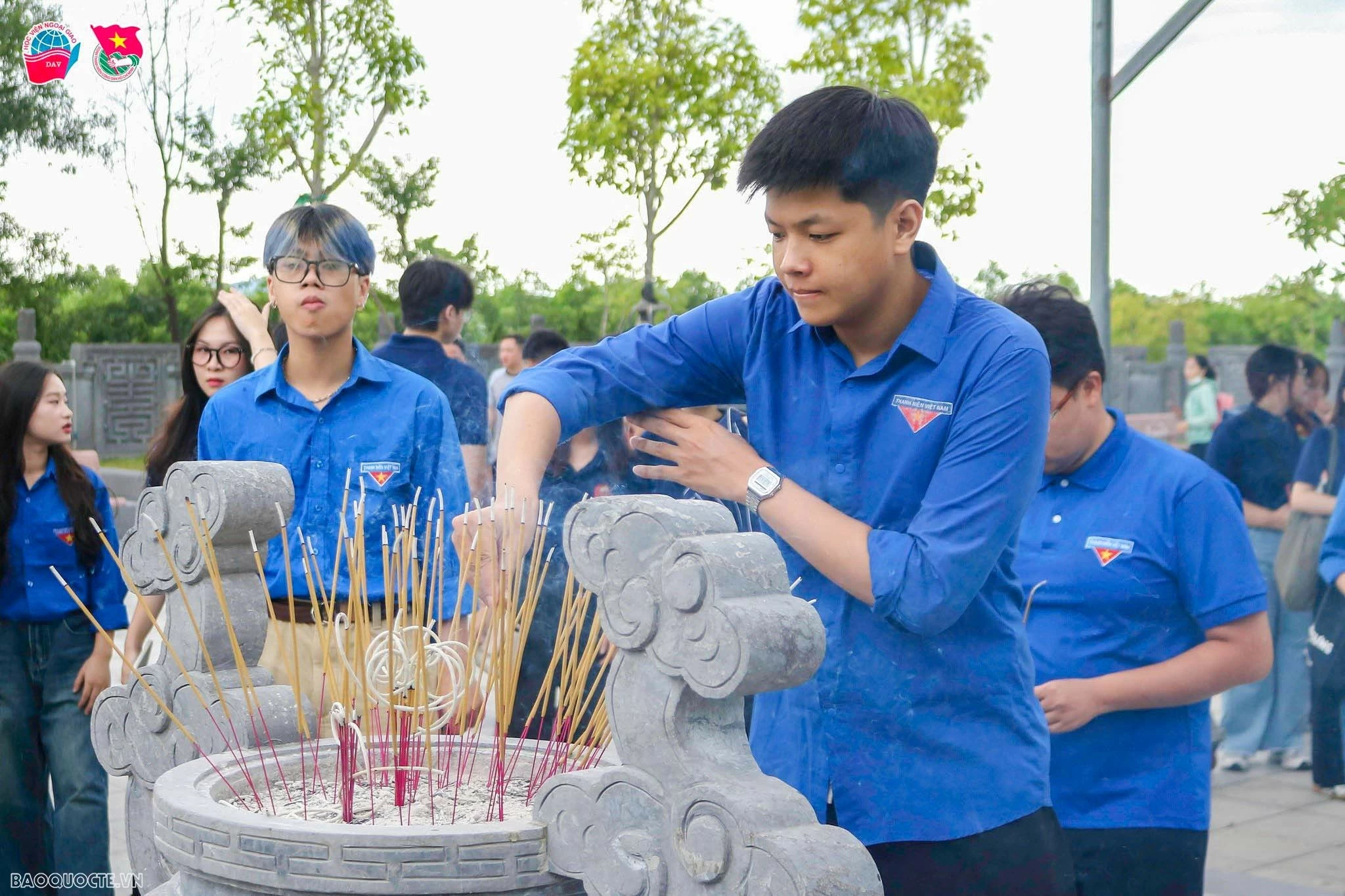 Thanh niên Ngoại giao về thăm địa chỉ đỏ, tri ân các anh hùng liệt sĩ Thanh niên Ngoại giao về thăm địa chỉ đỏ, tri ân các anh hùng liệt sĩ
