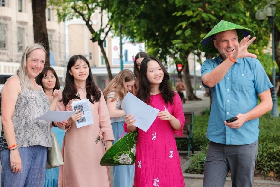 PGS Shannon Gramse hào hứng miêu tả Hồ Hoàn Kiếm cùng nhóm bạn trẻ. (Ảnh: Trần Đức Quyết) PGS Shannon Gramse hào hứng miêu tả Hồ Hoàn Kiếm cùng nhóm bạn trẻ. (Ảnh: Trần Đức Quyết)