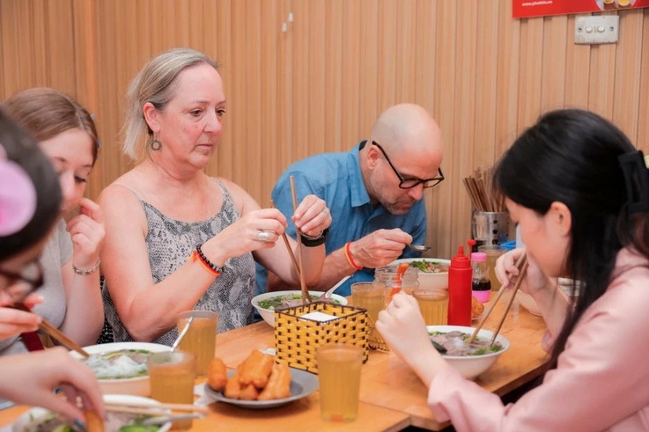 PGS Shannon Gramse cùng vợ là GS Sarah Kirk thưởng thức món phở Thìn Bờ Hồ. (Ảnh: Trần Đức Quyết) PGS Shannon Gramse cùng vợ là GS Sarah Kirk thưởng thức món phở Thìn Bờ Hồ. (Ảnh: Trần Đức Quyết)