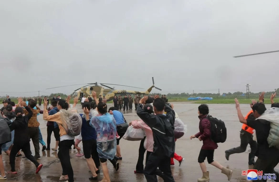 Triều Tiên huy động quân đội để hỗ trợ hàng nghìn người dân bị ảnh hưởng do lũ lụt Triều Tiên huy động quân đội để hỗ trợ hàng nghìn người dân bị ảnh hưởng do lũ lụt