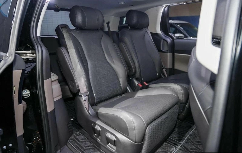 Khác với các bản thường, biến thể hybrid của Kia Carnival 2024 tại Indonesia sở hữu ghế bọc da Nappa (7 chỗ), hàng ghế thứ 2 có tựa lưng/đệm đỡ bắp chân chỉnh điện và làm mát/sưởi ấm Khác với các bản thường, biến thể hybrid của Kia Carnival 2024 tại Indonesia sở hữu ghế bọc da Nappa (7 chỗ), hàng ghế thứ 2 có tựa lưng/đệm đỡ bắp chân chỉnh điện và làm mát/sưởi ấm