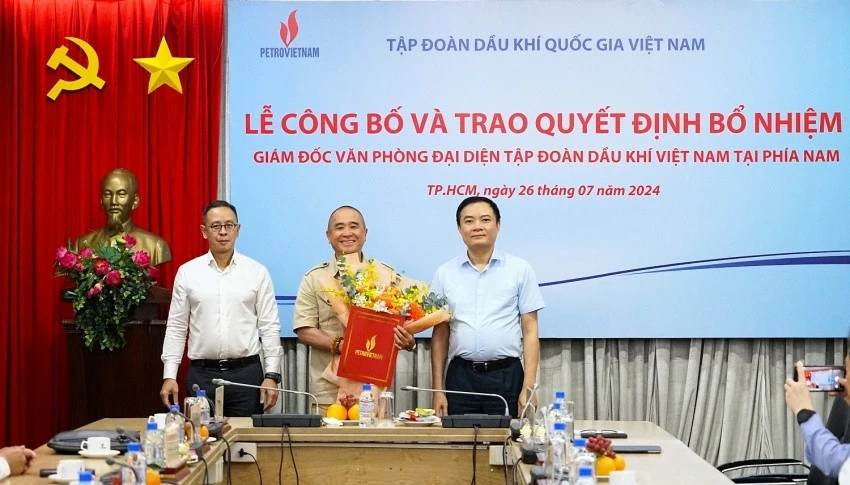 Lê Ngọc Sơn - Tổng Giám đốc và ông Trần Bình Minh - Thành viên HĐTV Petrovietnam tặng hoa chúc mừng ông Bùi Vạn Thuận Lê Ngọc Sơn - Tổng Giám đốc và ông Trần Bình Minh - Thành viên HĐTV Petrovietnam tặng hoa chúc mừng ông Bùi Vạn Thuận