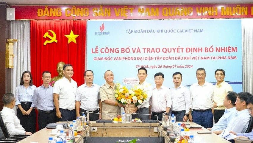 Tập thể lãnh đạo, CBNV PQPOC tặng hoa chúc mừng tân Giám đốc Văn phòng đại diện Tập đoàn tại phía Nam Tập thể lãnh đạo, CBNV PQPOC tặng hoa chúc mừng tân Giám đốc Văn phòng đại diện Tập đoàn tại phía Nam