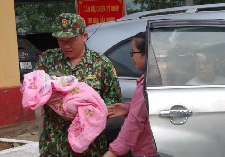 Cán bộ Biên phòng bàn giao cháu bé được giải cứu cho Trung tâm Bảo trợ xã hội tỉnh Cao Bằng. (Nguồn: Biên phòng) Cán bộ Biên phòng bàn giao cháu bé được giải cứu cho Trung tâm Bảo trợ xã hội tỉnh Cao Bằng. (Nguồn: Biên phòng)