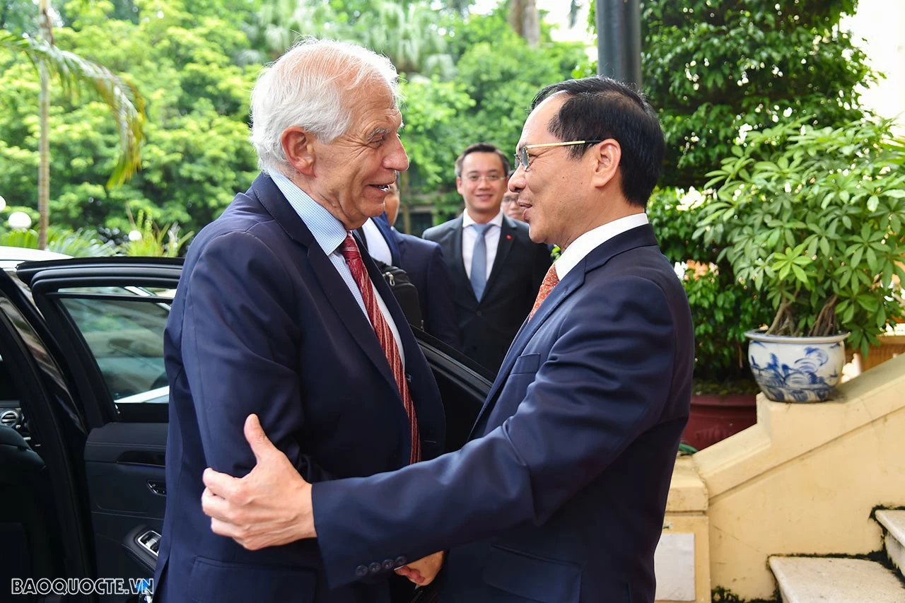 Sáng ngày 30/7, tại Nhà khách Chính phủ, Bộ trưởng Ngoại giao Bùi Thanh Sơn đã đón và tiến hành hội đàm với Phó Chủ tịch Ủy ban châu Âu (EC), Đại diện cấp cao Liên minh châu Âu (EU) về Chính sách đối ngoại và an ninh Josep Borrell Fontelles. (Ảnh: Tuấn Anh) Sáng ngày 30/7, tại Nhà khách Chính phủ, Bộ trưởng Ngoại giao Bùi Thanh Sơn đã đón và tiến hành hội đàm với Phó Chủ tịch Ủy ban châu Âu (EC), Đại diện cấp cao Liên minh châu Âu (EU) về Chính sách đối ngoại và an ninh Josep Borrell Fontelles. (Ảnh: Tuấn An