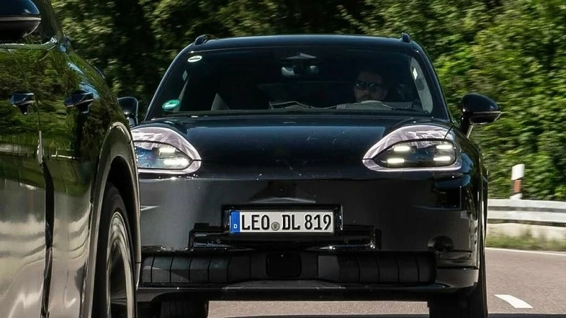 Cụm đèn chiếu sáng phía trước của Porsche Cayenne thế hệ thứ 4 vẫn có thiết kế 4 bóng nằm hai bên nắp ca-pô Cụm đèn chiếu sáng phía trước của Porsche Cayenne thế hệ thứ 4 vẫn có thiết kế 4 bóng nằm hai bên nắp ca-pô