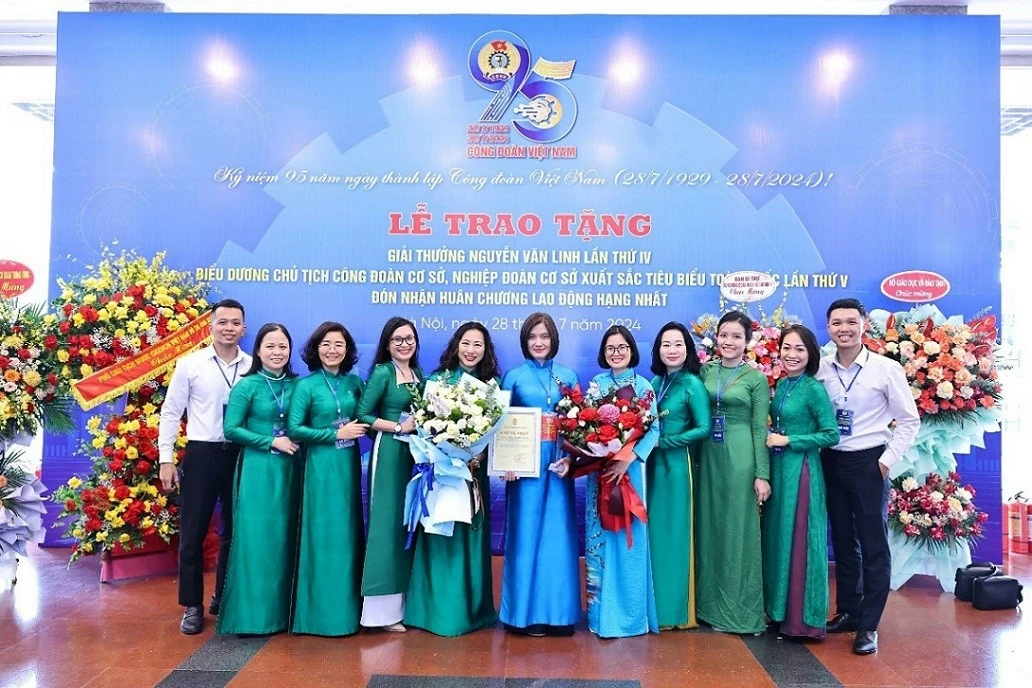 Chủ tịch Công đoàn TSC Vietcombank nhận giải thưởng Nguyễn Văn Linh Chủ tịch Công đoàn TSC Vietcombank nhận giải thưởng Nguyễn Văn Linh