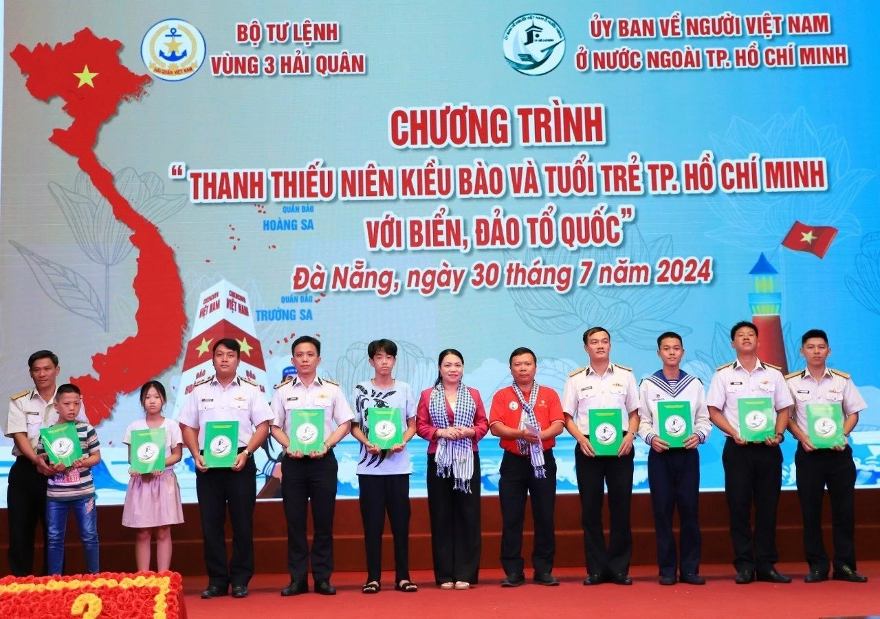 Thanh thiếu niên kiều bào và tuổi trẻ TP. Hồ Chí Minh hướng về biển, đảo quê hương Thanh thiếu niên kiều bào và tuổi trẻ TP. Hồ Chí Minh hướng về biển, đảo quê hương