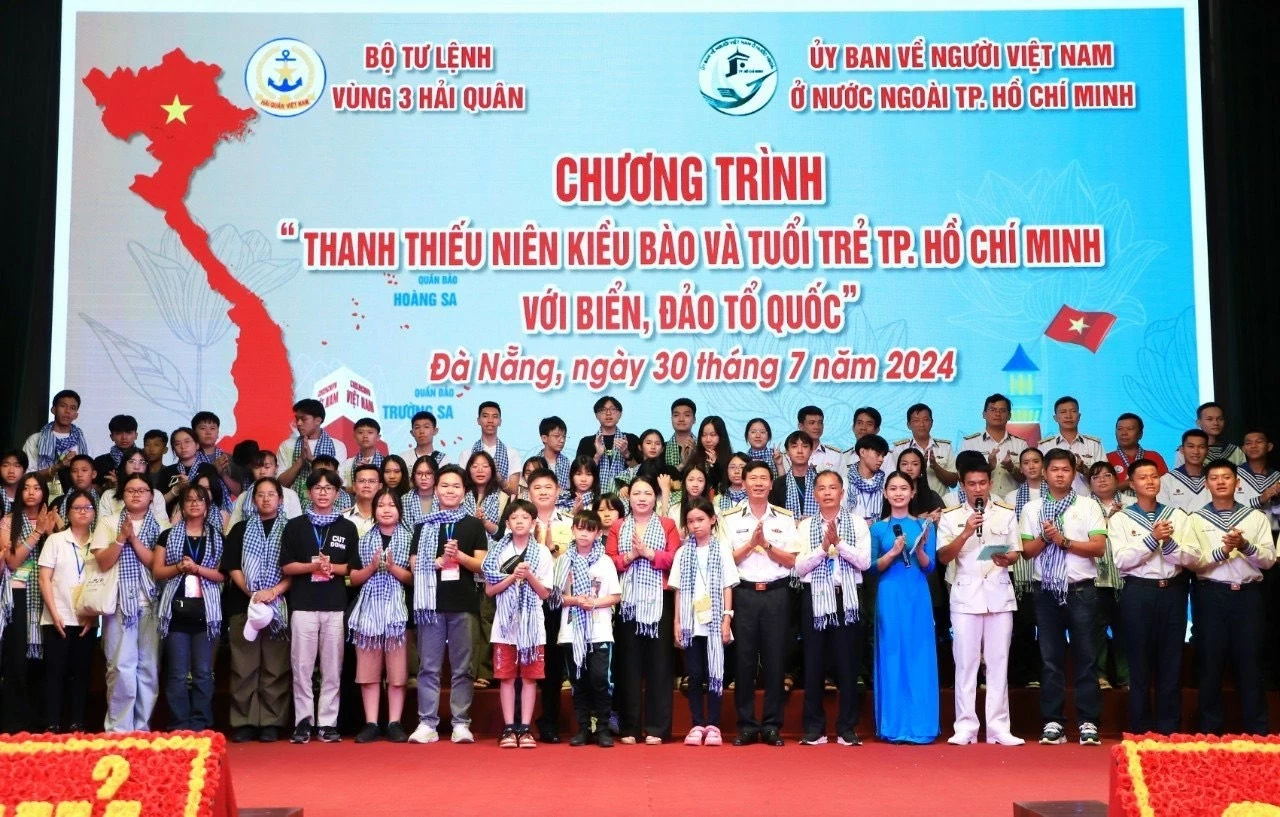 Thanh thiếu niên kiều bào và tuổi trẻ TP. Hồ Chí Minh hướng về biển, đảo quê hương Thanh thiếu niên kiều bào và tuổi trẻ TP. Hồ Chí Minh hướng về biển, đảo quê hương