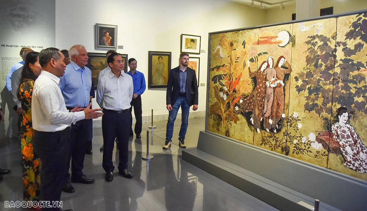 Bộ trưởng Ngoại giao Bùi Thanh Sơn mời Phó Chủ tịch Ủy ban châu Âu Josep Borrell Fontelles thăm Bảo tàng Mỹ thuật, thưởng thức cà phê Việt Nam Bộ trưởng Bùi Thanh Sơn mời Phó Chủ tịch Ủy ban châu Âu Josep Borrell Fontelles thăm Bảo tàng Mỹ thuật, thưởng thức cà phê Việt Nam