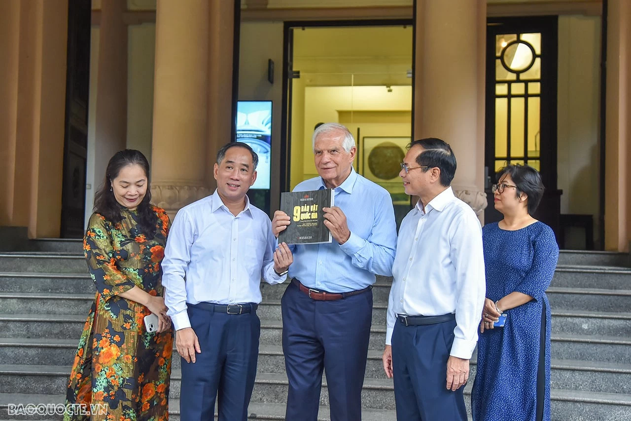 Bộ trưởng Ngoại giao Bùi Thanh Sơn mời Phó Chủ tịch Ủy ban châu Âu Josep Borrell Fontelles thăm Bảo tàng Mỹ thuật, thưởng thức cà phê Việt Nam Bộ trưởng Bùi Thanh Sơn mời Phó Chủ tịch Ủy ban châu Âu Josep Borrell Fontelles thăm Bảo tàng Mỹ thuật, thưởng thức cà phê Việt Nam