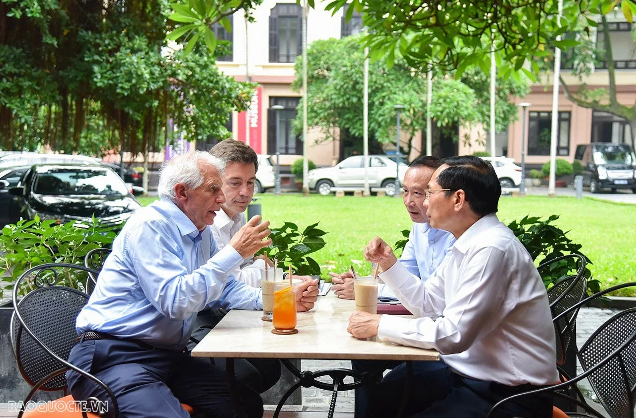 Chiều 30/7, Bộ trưởng Ngoại giao Bùi Thanh Sơn đã mời Phó Chủ tịch Ủy ban châu Âu (EC), Đại diện cấp cao Liên minh châu Âu (EU) về chính sách đối ngoại và an ninh Josep Borrell Fontelles thăm Bảo tàng Mỹ thuật Việt Nam và thưởng thức cà phê Việt Nam. (Ảnh: Tuấn Anh) Chiều 30/7, Bộ trưởng Ngoại giao Bùi Thanh Sơn đã mời Phó Chủ tịch Ủy ban châu Âu (EC), Đại diện cấp cao Liên minh châu Âu (EU) về chính sách đối ngoại và an ninh Josep Borrell Fontelles thăm Bảo tàng Mỹ thuật Việt Nam và thưởng thức cà phê Việt Nam. (Ảnh