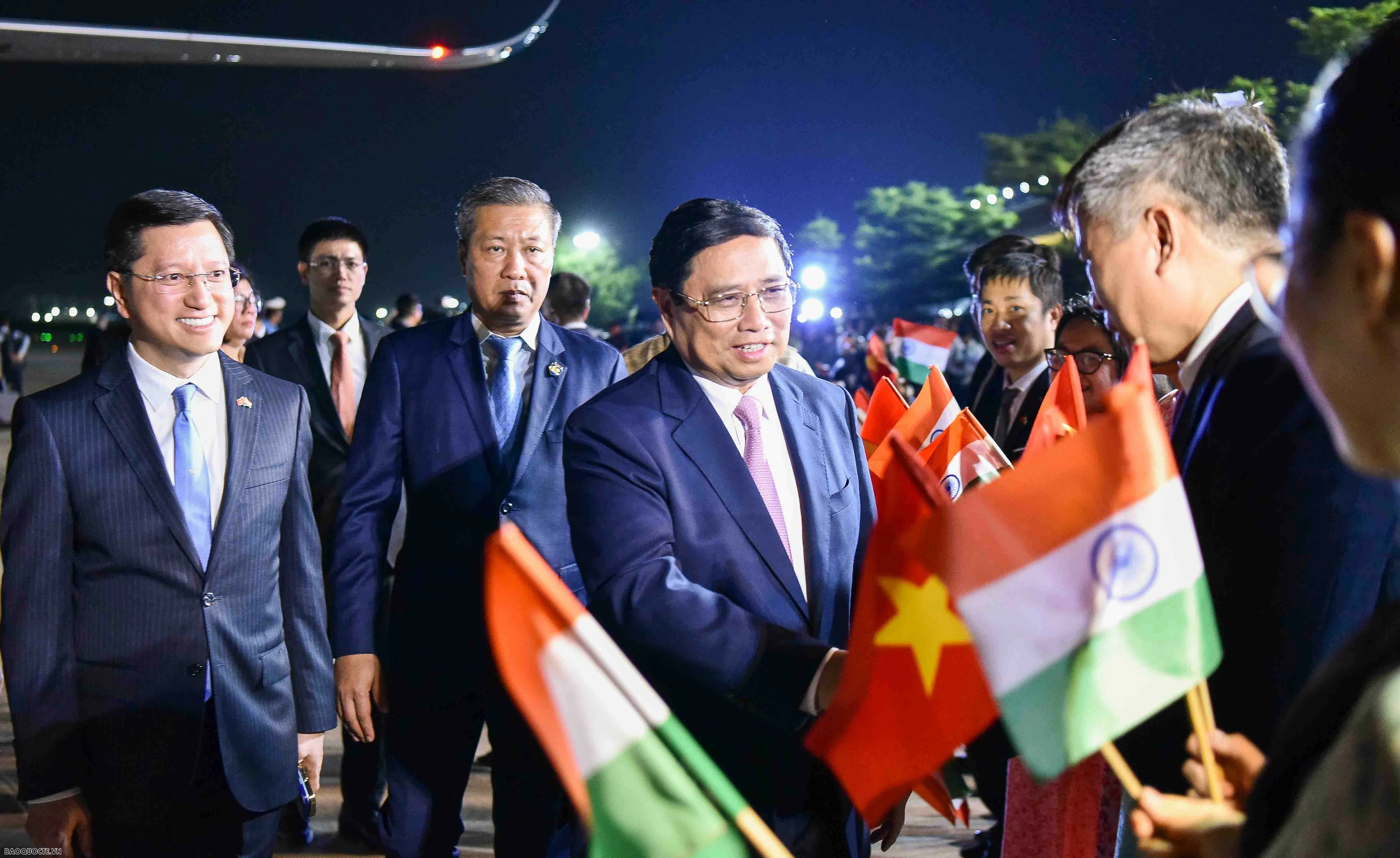 Thủ tướng đến sân bay quân sự Palam, bắt đầu chuyến thăm cấp Nhà nước Ấn Độ Thủ tướng đến sân bay quân sự Palam, bắt đầu chuyến thăm cấp Nhà nước Ấn Độ