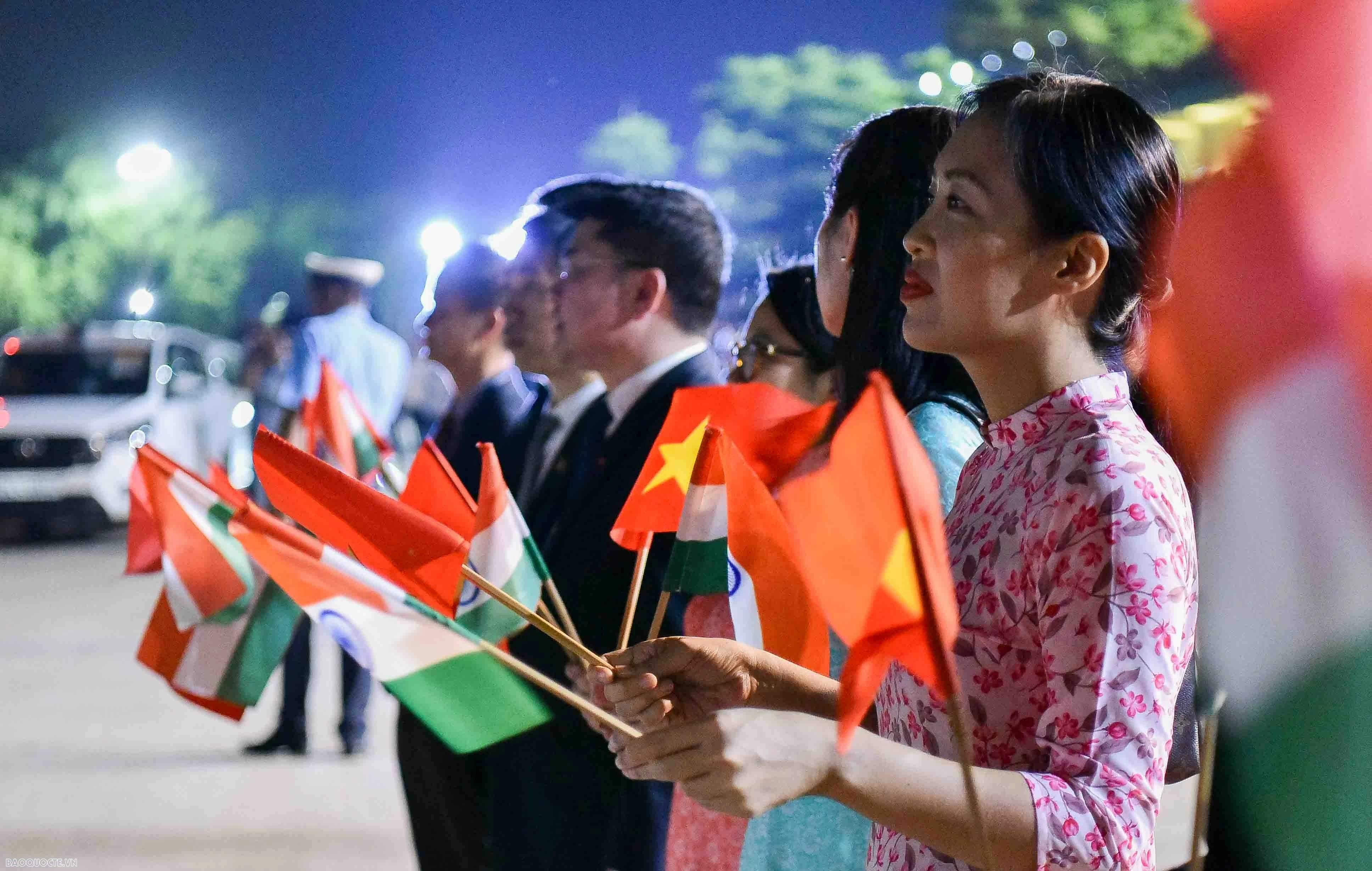 Thủ tướng đến sân bay quân sự Palam, bắt đầu chuyến thăm cấp Nhà nước Ấn Độ Thủ tướng đến sân bay quân sự Palam, bắt đầu chuyến thăm cấp Nhà nước Ấn Độ