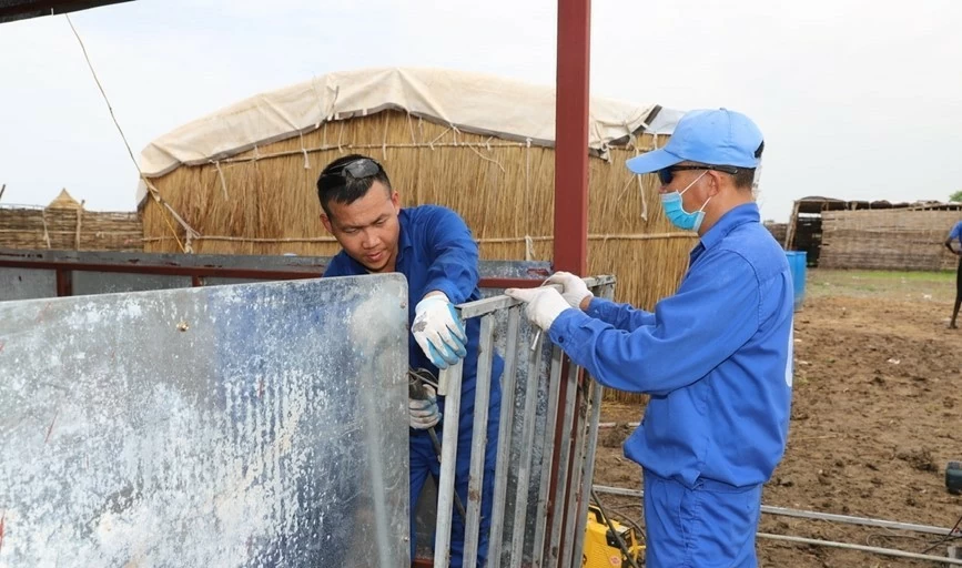 Lính công binh Việt Nam dựng lớp học, sửa thuyền giúp người dân Abyei Lính công binh Việt Nam hỗ trợ người dân Abyei vượt qua khó khăn trong mùa mưa lũ